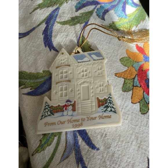 Lenox 1998 From Our Home To Your Home Flat Porcelain Ornament - Picture 1 of 2